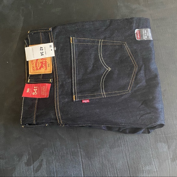 Black Levi jeans - Picture 2 of 3